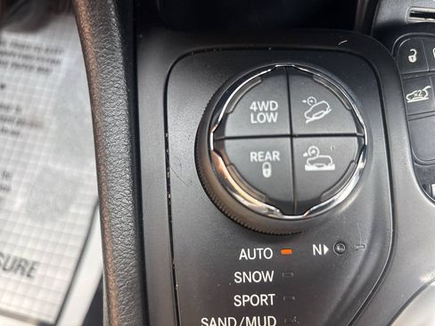 Used 2016 Jeep Cherokee Trailhawk w/ Comfort/Convenience Group AWD/4WD image 23
