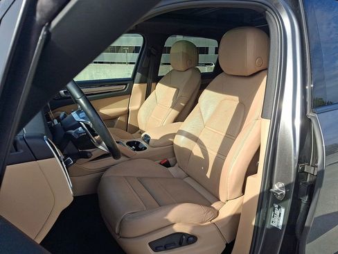 Used 2023 Porsche Cayenne S image 5