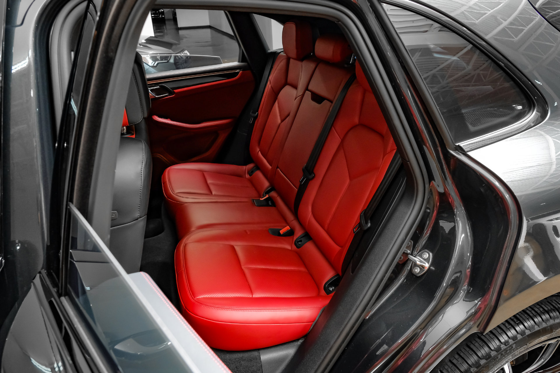 Used 2024 Porsche Macan AWD/4WD image 41