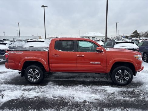 Used 2018 Toyota Tacoma TRD Sport image 2