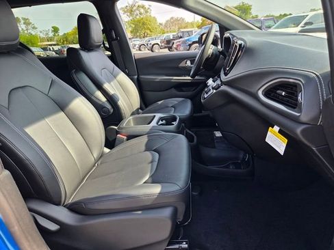 New 2026 Chrysler Pacifica Select FWD image 18