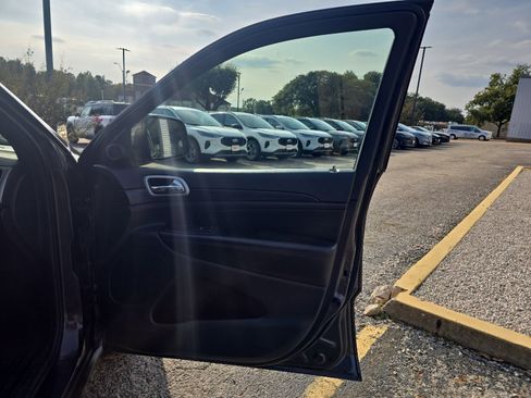 Used 2020 Jeep Grand Cherokee Laredo w/ Laredo X Package image 16