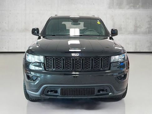 Used 2018 Jeep Grand Cherokee Laredo image 2
