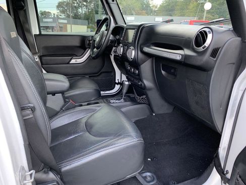 Used 2017 Jeep Wrangler Unlimited Sahara w/ Connectivity Group image 29