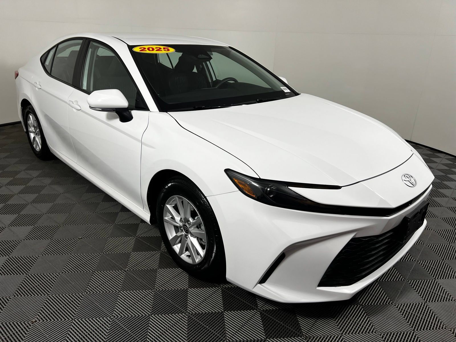 Used 2025 Toyota Camry LE FWD image 3