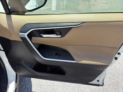 Used 2019 Toyota RAV4 XLE w/ Convenience Package FWD image 15