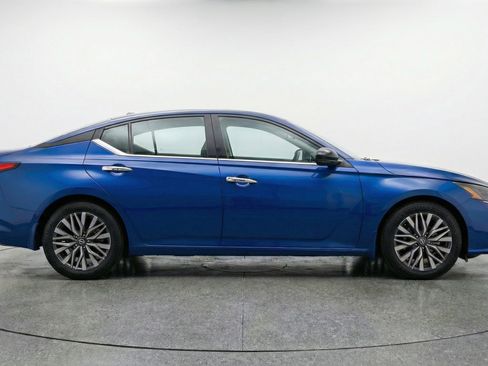 Used 2025 Nissan Altima 2.5 SV FWD image 11