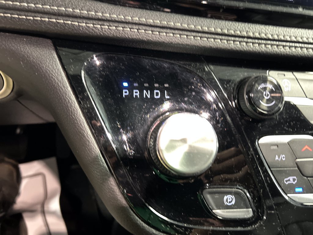 Used 2025 Chrysler Pacifica Select w/ Uconnect Theater Family Group FWD image 20
