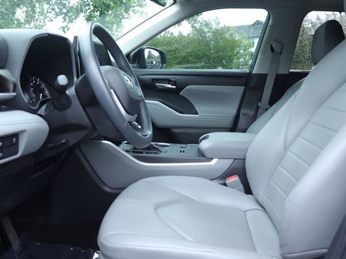 Used 2023 Toyota Highlander XLE FWD image 10