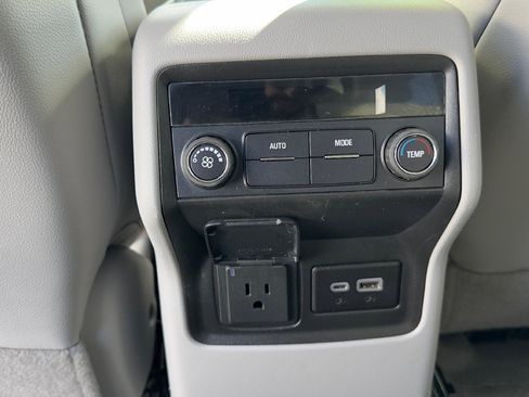 Used 2023 GMC Acadia SLT image 11