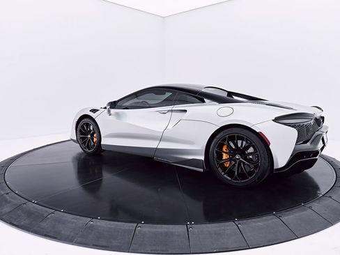 Used 2023 McLaren Artura RWD image 15