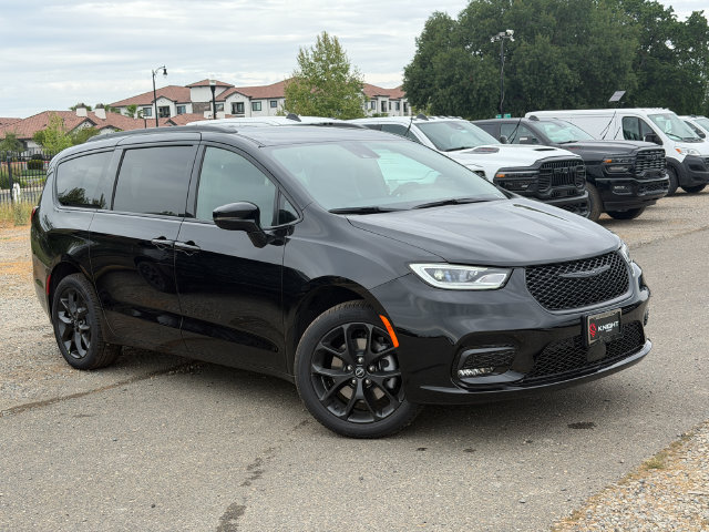 New 2026 Chrysler Pacifica Select AWD/4WD image 2