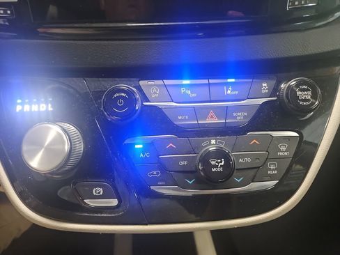 Used 2022 Chrysler Pacifica Touring-L FWD image 36