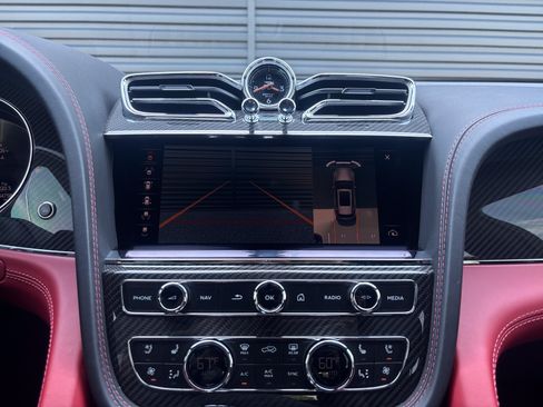 Used 2022 Bentley Bentayga AWD/4WD image 19