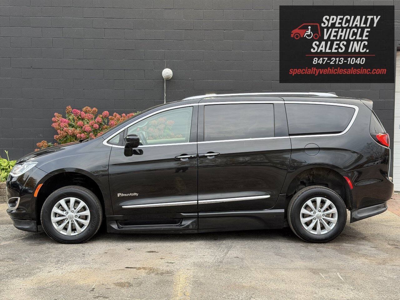 Used 2018 Chrysler Pacifica Touring-L FWD image 5