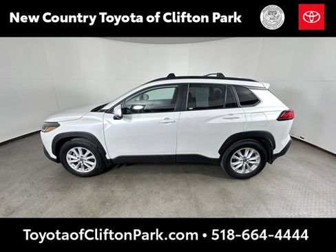 Used 2022 Toyota Corolla Cross LE image 6