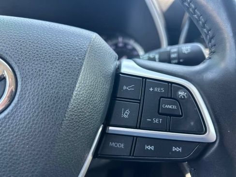 Used 2022 Toyota Highlander XLE FWD image 21