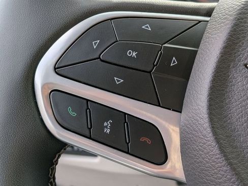 Used 2024 Chrysler Pacifica Touring-L image 19