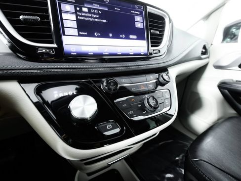 Used 2022 Chrysler Pacifica Touring-L FWD image 30
