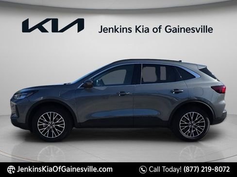 Used 2025 Ford Escape SE image 4