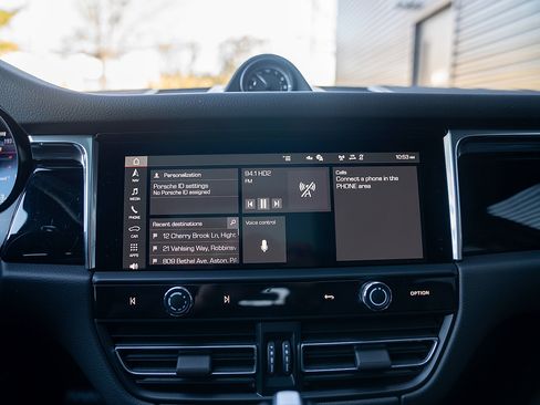 Certified 2025 Porsche Macan AWD/4WD image 12