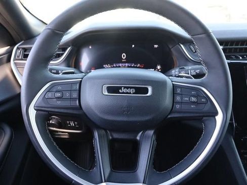 Used 2024 Jeep Grand Cherokee Altitude image 11