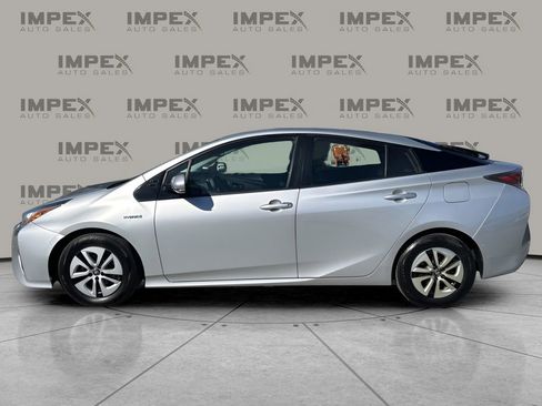 Used 2018 Toyota Prius Four image 2