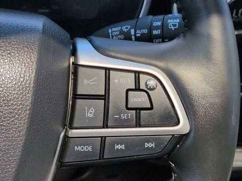 Used 2024 Toyota Highlander Platinum FWD image 25