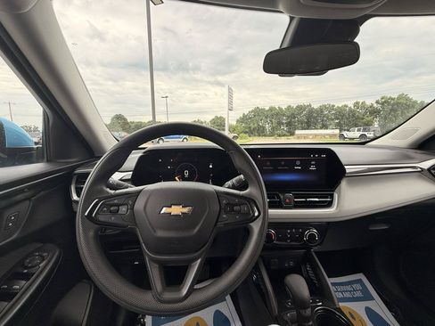 Used 2025 Chevrolet TrailBlazer LT AWD/4WD image 13