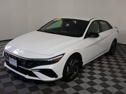 Certified 2025 Hyundai Elantra Sport image 4