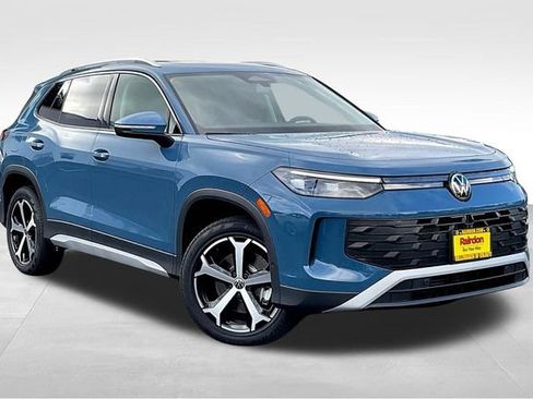 New 2025 Volkswagen Tiguan SE image 1