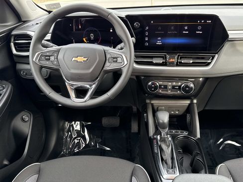 Used 2025 Chevrolet TrailBlazer LT w/ Convenience Package image 2