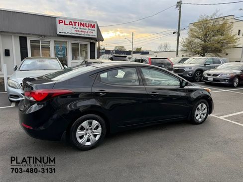 Used 2016 Hyundai Elantra SE image 2