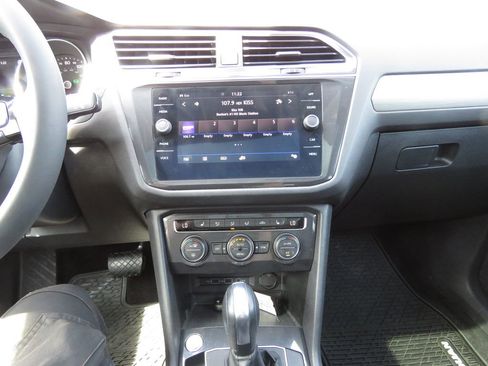 Used 2020 Volkswagen Tiguan SE w/ Panoramic Sunroof Package AWD/4WD image 25