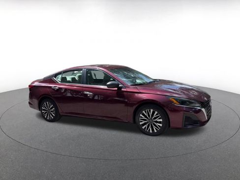 Used 2025 Nissan Altima 2.5 SV FWD image 2