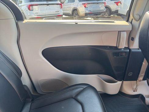 Used 2023 Chrysler Pacifica Touring-L FWD image 25