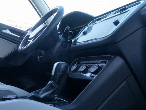 Certified 2021 Volkswagen Tiguan SE w/ Panoramic Sunroof Package image 53