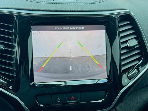 Used 2019 Jeep Cherokee Limited image 10