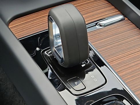 Certified 2022 Volvo S60 B5 Momentum w/ Premium Package image 15