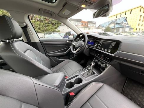 Certified 2023 Volkswagen Jetta SE w/ Panoramic Sunroof Package image 17