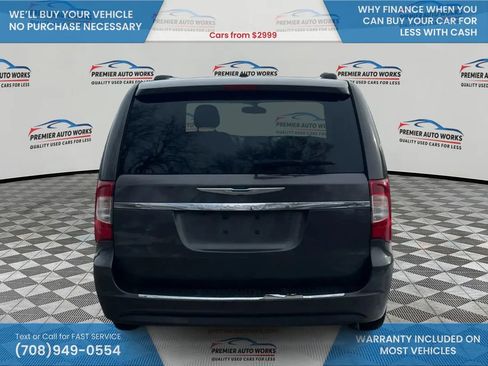 Used 2015 Chrysler Town & Country Touring image 5