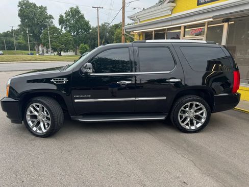 Used 2012 Cadillac Escalade AWD image 3