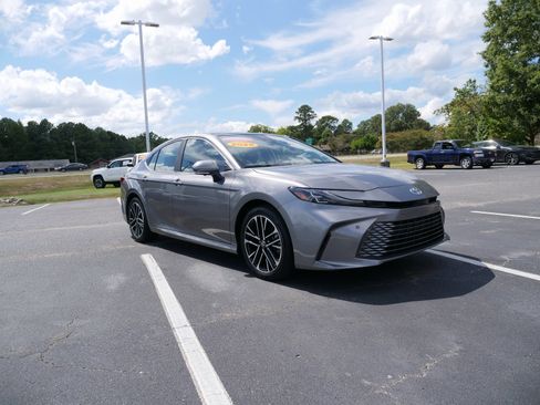 Used 2025 Toyota Camry XLE image 2