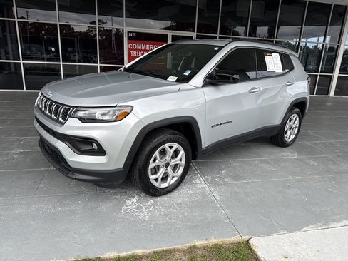 Used 2025 Jeep Compass Latitude AWD/4WD image 4