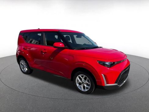 Used 2025 Kia Soul LX w/ LX Technology Package FWD image 2