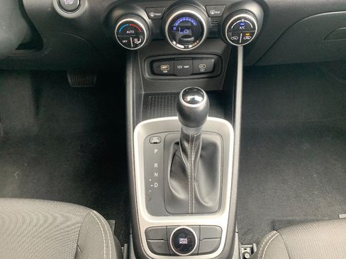 Used 2025 Hyundai Venue SEL FWD image 17