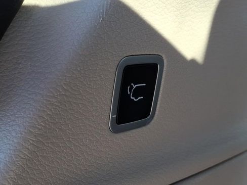 Used 2024 Chrysler Pacifica Touring-L image 13