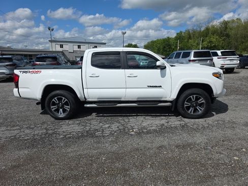 Used 2019 Toyota Tacoma TRD Sport AWD/4WD image 6