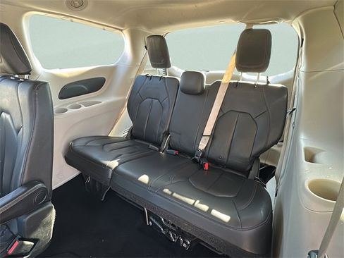 Used 2020 Chrysler Pacifica Touring-L image 17