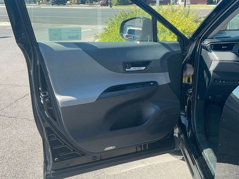 Used 2023 Toyota Venza LE image 2